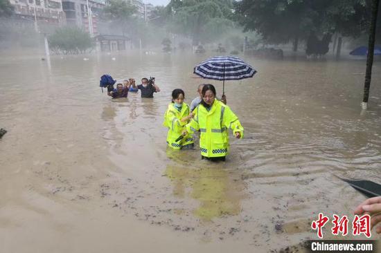 民警参与救援 刘阳子 摄