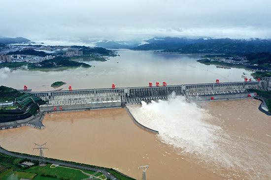 7月18日，三峡枢纽开启泄洪深孔泄洪（无人机照片）。新华社  图