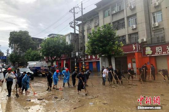 资料图：恩施六角亭民众在洪水过后进行清淤 刘晓玲 摄