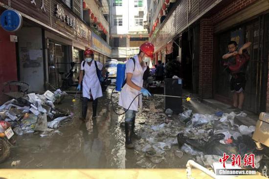 資料圖：在湖北省恩施市城區(qū)及多個(gè)鄉(xiāng)鎮(zhèn)，當(dāng)?shù)卣M織民眾開展生產(chǎn)自救。劉曉玲 攝