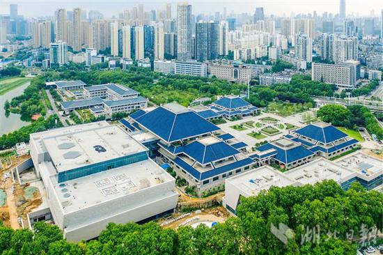 8月4日,俯瞰外装修已完工的省博三期扩建工程。