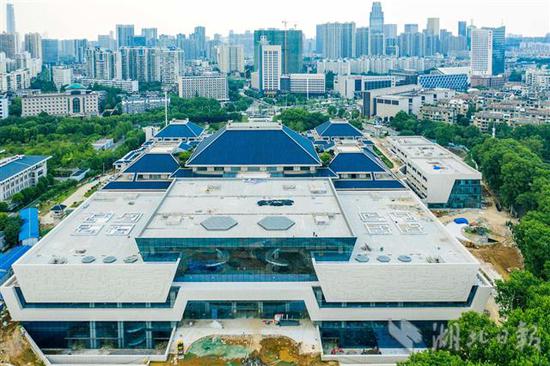 8月4日,俯瞰外装修已完工的省博三期扩建工程。