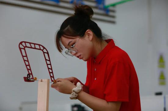 木匠|00后女生竞逐世界木匠冠军 白岩松：遵从爱好未来可期