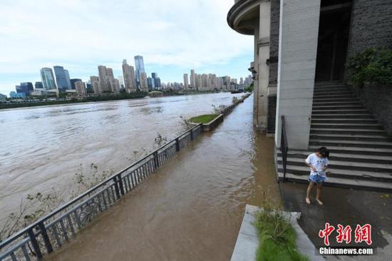 资料图：长江水位上涨，沿江人行步道被洪水淹没。中新社记者 陈超 摄