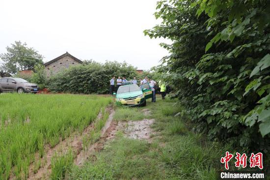 湖北襄阳|湖北一出租车遭抢劫 民警循“臭味”抓获嫌犯