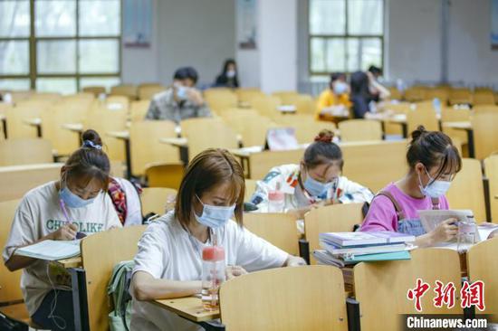 资料图:学生在图书馆自习室内学习。 刘宵华 摄