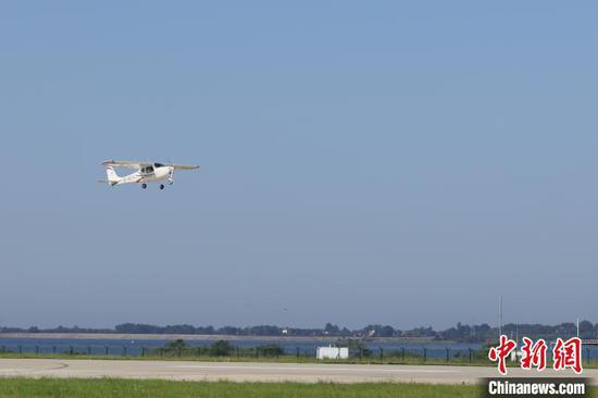 “领雁”AG50轻型运动飞机在湖北荆门成功首飞 熊东东 摄