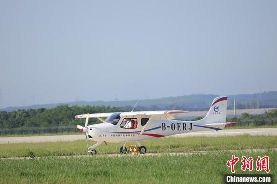 “领雁”AG50轻型运动飞机在湖北荆门成功首飞　熊东东　摄