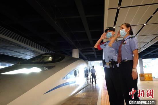 9月1日上午7点10分,襄阳东至广州南G1174次车列车从襄阳东站始发 贺瑞民 摄