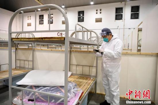 图为作者采访即将开舱接收患者的江汉方舱医院。安源摄