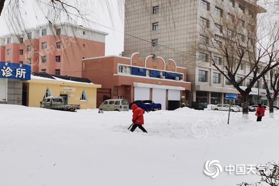 受强降雪影响，内蒙古通辽市市区积雪深厚。（图/杨旋）