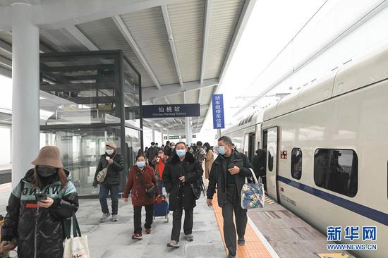 26日，旅客在仙桃车站登乘汉宜铁路仙桃城际线首发动车。新华网发 代能跃摄