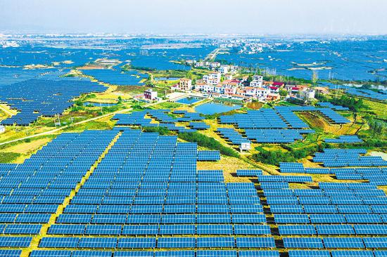 麻城市铁门岗乡大庙岗社区70兆瓦光伏扶贫项目,农光互补,占地2100亩,2800户困难户每年每户增加收入3000元。 (湖北日报全媒记者 陈勇 通讯员 万永庄 摄)