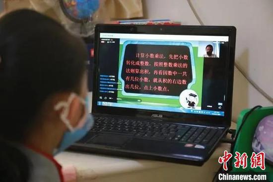 资料图:一名学生在上课中。 李捷 摄