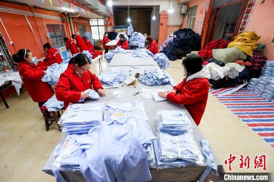 图为武汉加十分服装工厂的女工 张畅 摄