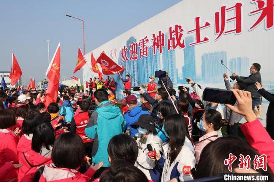 武汉雷神山医院举办仪式，欢迎援鄂医护 张畅 摄