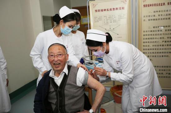 殷鴻福院士接種新冠疫苗 李晗 攝