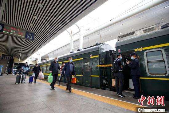 资料图：山西太原火车站，旅客准备乘车出行。 中新社记者 张云 摄