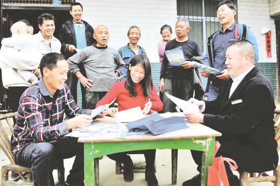 十堰市郧阳区农商行人员进乡村入农户,积极发放小额支农贷款,被农民称为“挎包银行”。(视界网 吴成林 摄)