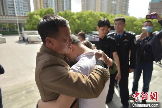失散32年的一家人拥抱在一起　当阳警方 供图