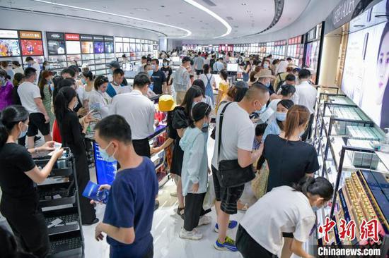 图为游客在三亚国际免税城选购化妆品。 骆云飞 摄