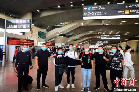 犯罪嫌疑人被押解回保康。 欧阳智慧 摄