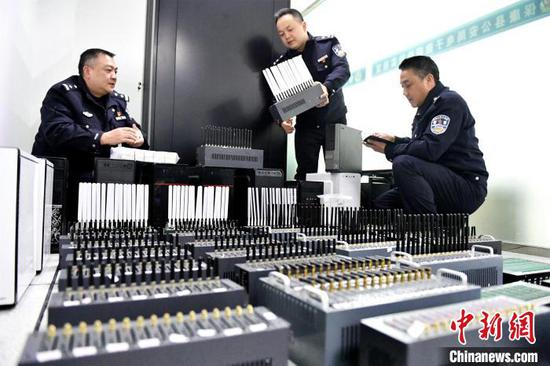 民警正在清点缴获的作案工具。 欧阳智慧 摄
