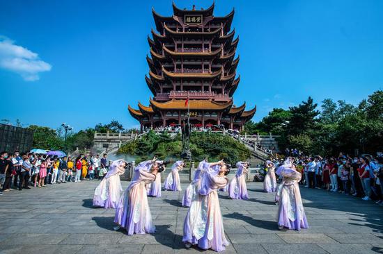 2020年10月1日,游客在武汉黄鹤楼景区观看演出。(新华社记者肖艺九 摄)
