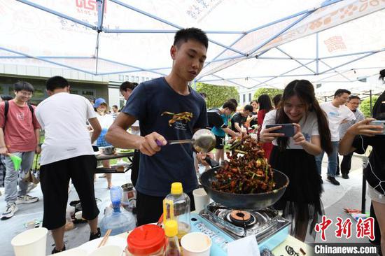 学生烹饪昆虫美食 刘涛 摄