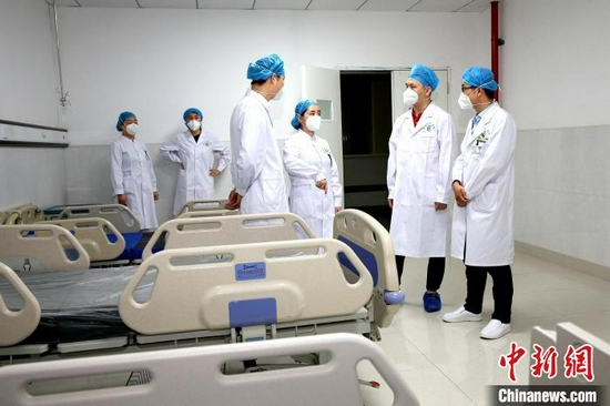 佟岩（右二）重返襄阳市中心医院参观ICU病房　杨东　摄