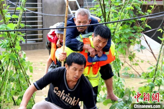 民警趟水救出被困群众　黎委　摄