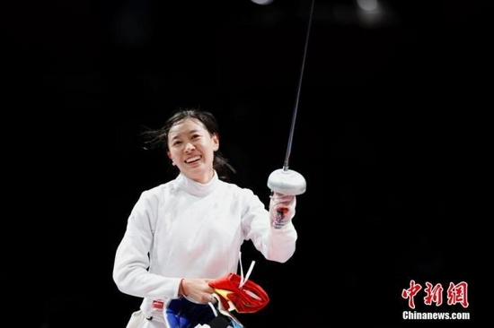 7月24日晚，东京奥运会女子重剑个人赛结束了决赛的较量，中国选手孙一文以11：10战胜罗马尼亚选手波佩斯库，夺得冠军。这是中国体育代表团在本届奥运会的第三枚金牌。图为孙一文在比赛场地内。中新社记者 富田 摄