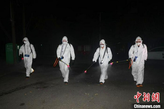 湖北荊州封控區(qū)域開展全方位消殺