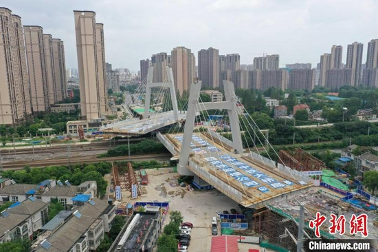 图为武汉建安街上跨铁路桥东主塔墩梁体转体中 丁凯 摄