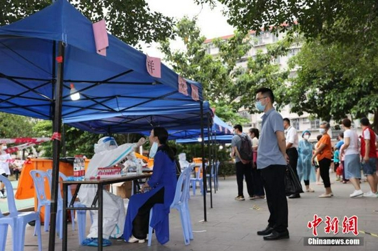 资料图：医护人员做核酸检测采样。 曾德猛 摄