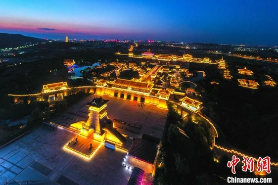 航拍襄阳唐城景区夜景。杨东 摄