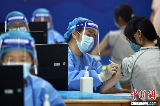 资料图:学生进行新冠疫苗接种。泱波 摄
