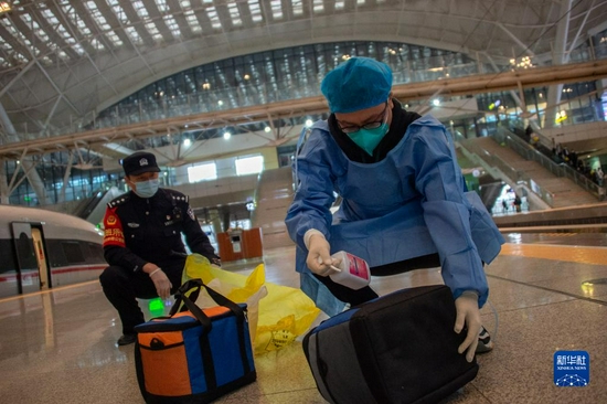 11月15日，武汉同济医院工作人员给人体器官保存运输箱进行消毒处理。