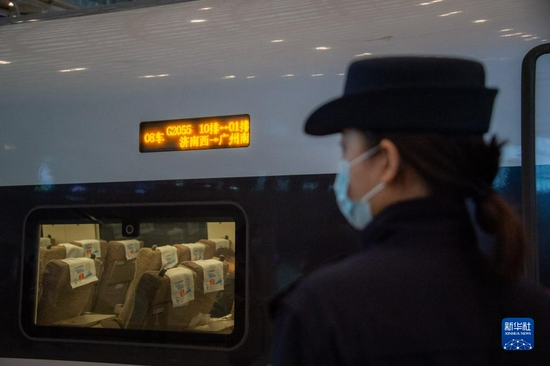 11月15日，武汉铁路警方在载有捐献器官的列车外等待。