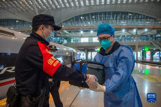 11月15日,武汉铁路警方将人体器官保存运输箱转交给同济医院工作人员。