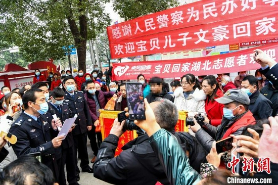 民警现场宣布DNA鉴定结果 宋建彬 摄