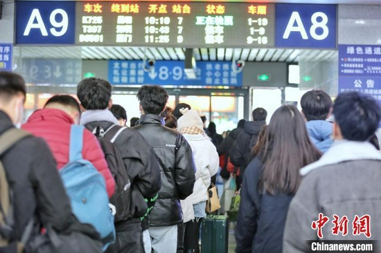 资料图：旅客通过检票口。　胡燕 摄