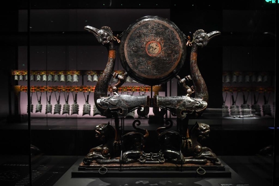 湖北省博物馆新馆陈列的虎座鸟架鼓。新华社记者程敏摄