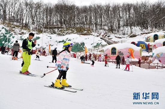 图为春节期间游客在湖北省襄阳市保康县后坪镇横冲国际滑雪场练滑雪。杨韬 摄