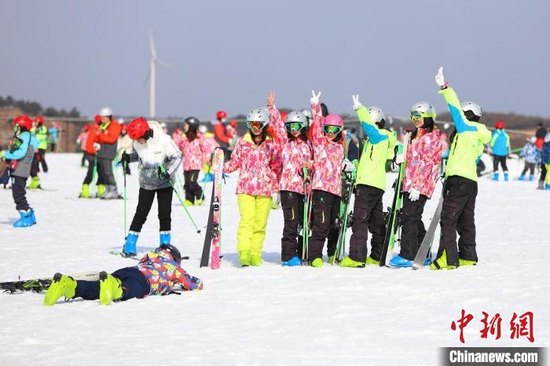 游客在百里荒滑雪场体验冰雪运动。　秦先寿 摄