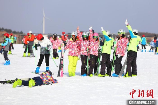 游客在百里荒滑雪场体验冰雪运动。 秦先寿 摄