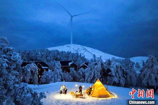 百里荒梦幻般的雪景。　秦先寿 摄