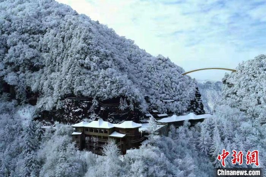 雪后神农架天燕景区如一幅水墨丹青。　邓丽 摄