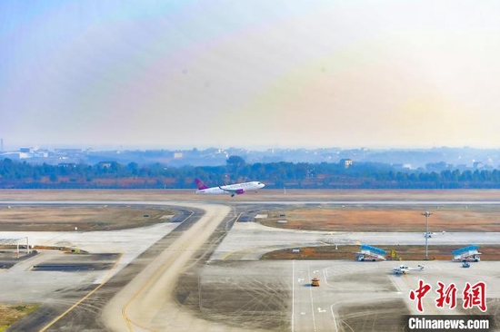 2月24日上午8时，三峡机场改扩建飞行区及配套空管工程投运后的首趟航班平稳降落。　景卫东　摄