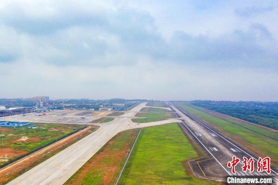 三峡机场飞行区改扩建工程3200米跑道。　肖锁爱 摄